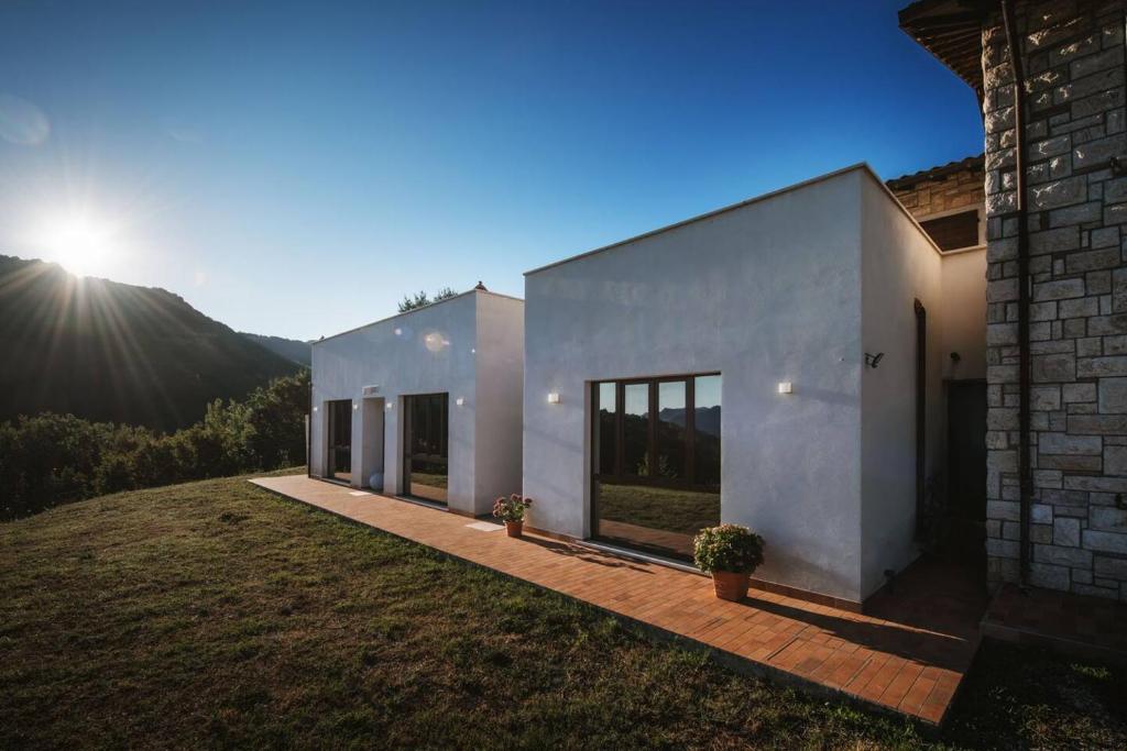 Ala moderna del B&B con ampie vetrate e patio in cotto