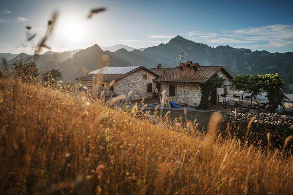 Il B&B circondato da prati selvatici con le montagne sullo sfondo