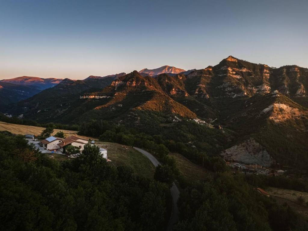 Catena montuosa illuminata dalle prime luci dell'alba