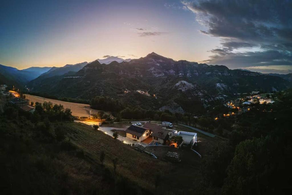 La Volpe Bianca al tramonto immersa nel paesaggio montano